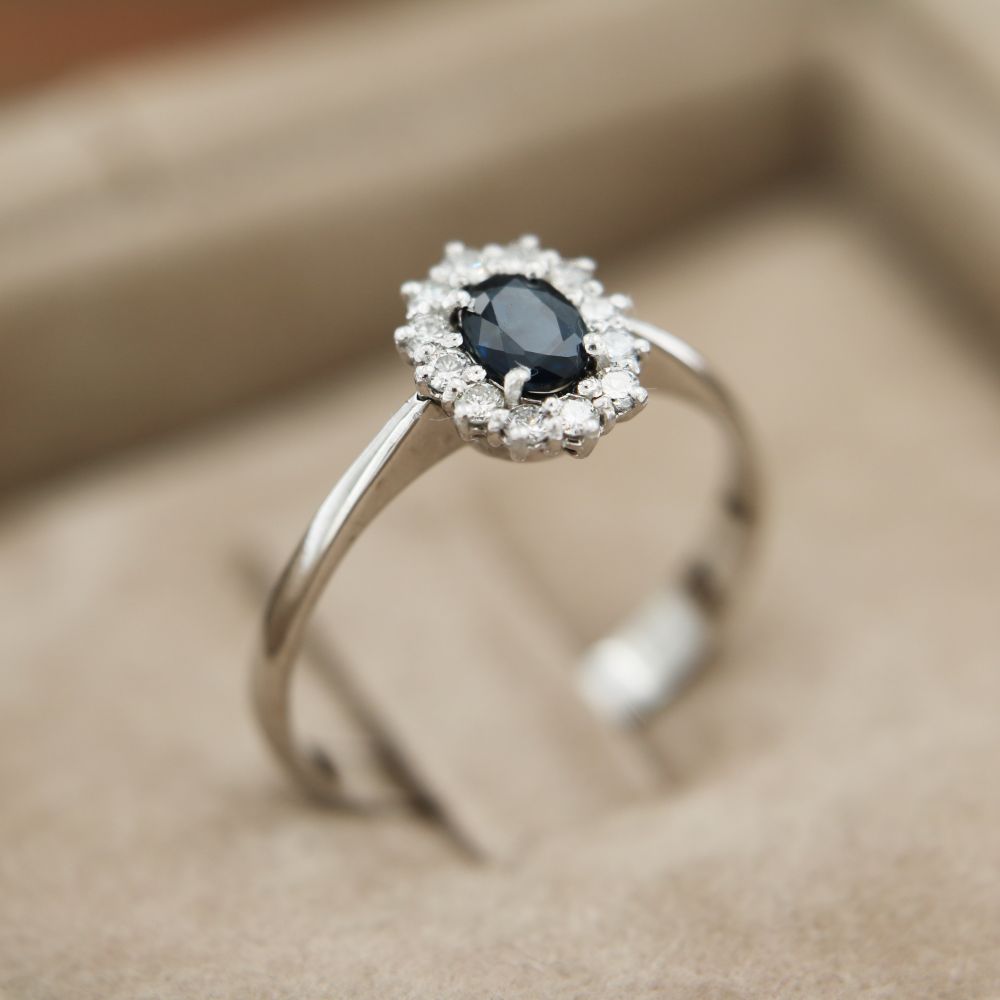 Anello in oro bianco 18 kt modello Margherita con zaffiro e diamanti naturali