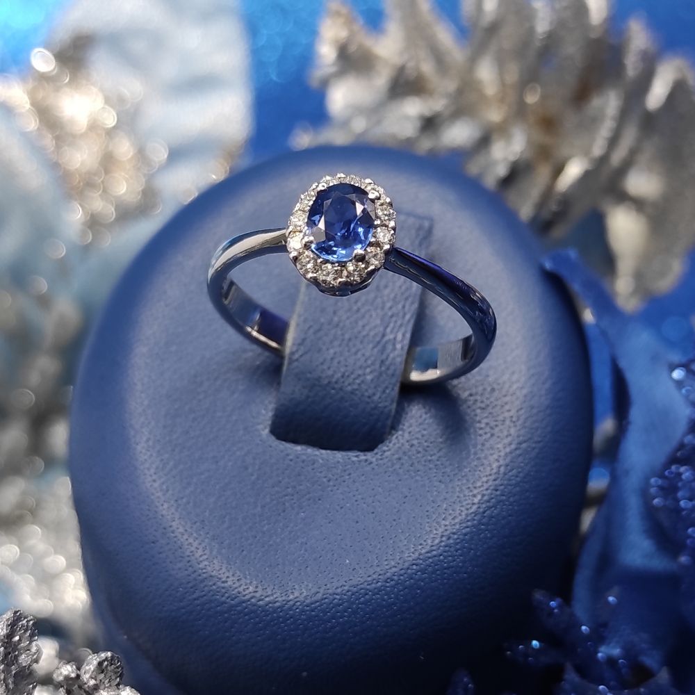 Anello in oro bianco 18 kt modello Margherita con zaffiro ovale centrale e diamanti naturali