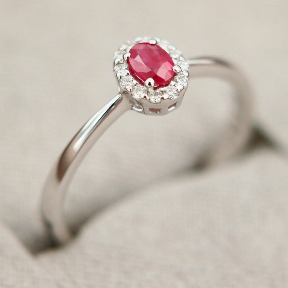 Anello in oro bianco 18 kt modello Margherita con rubino centrale e diamanti naturali