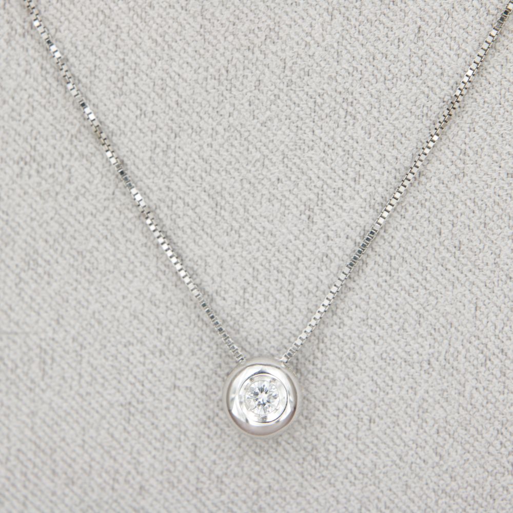 Collana in oro bianco 18 kt con ciondolo a cipollina e diamante naturale