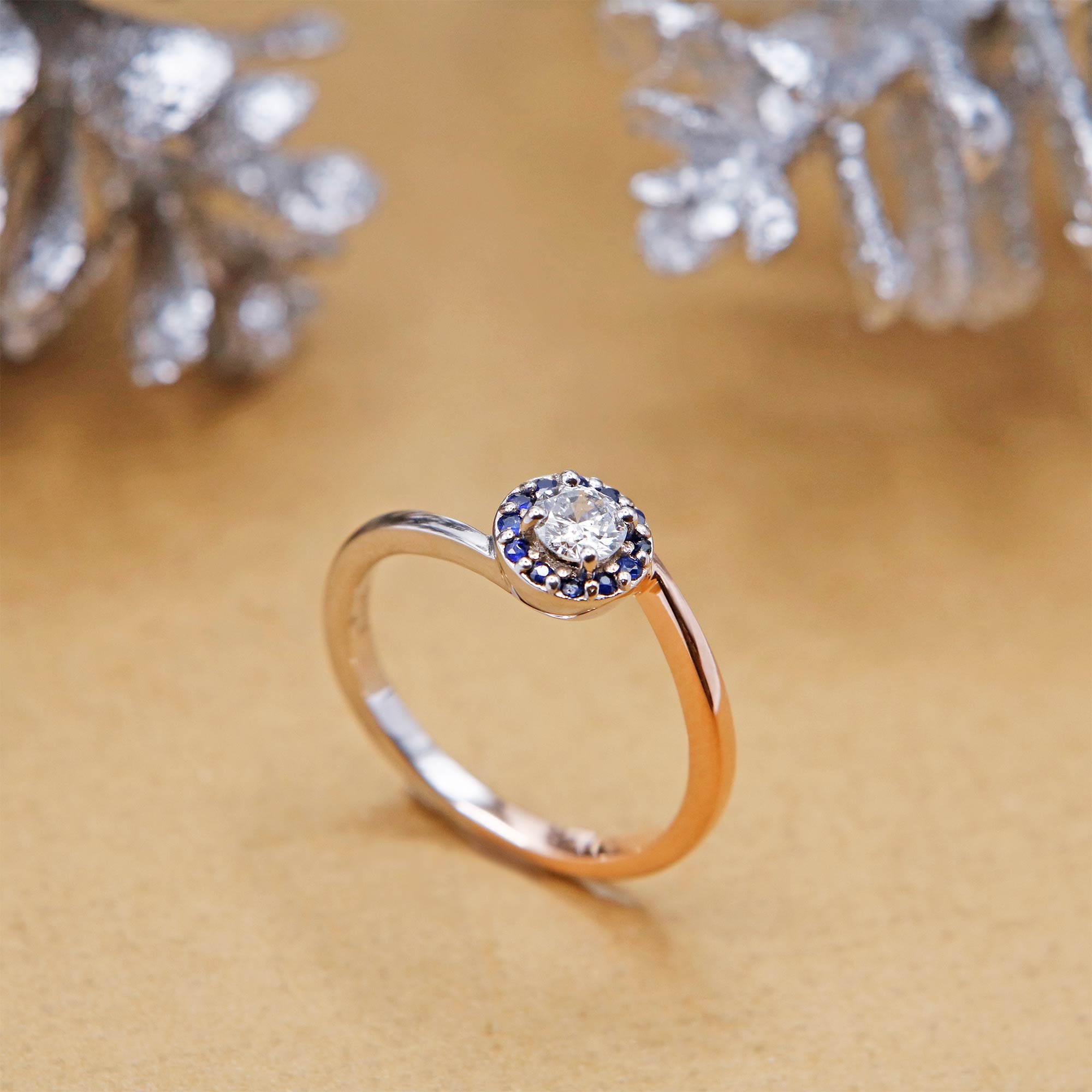 Anello due ori 18kt a margherita con gemme naturali