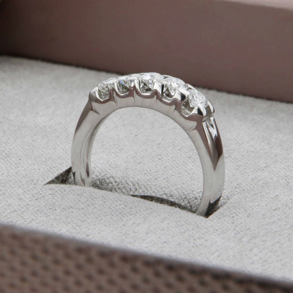 Anello in oro bianco 18 kt modello eternè con diamanti naturali