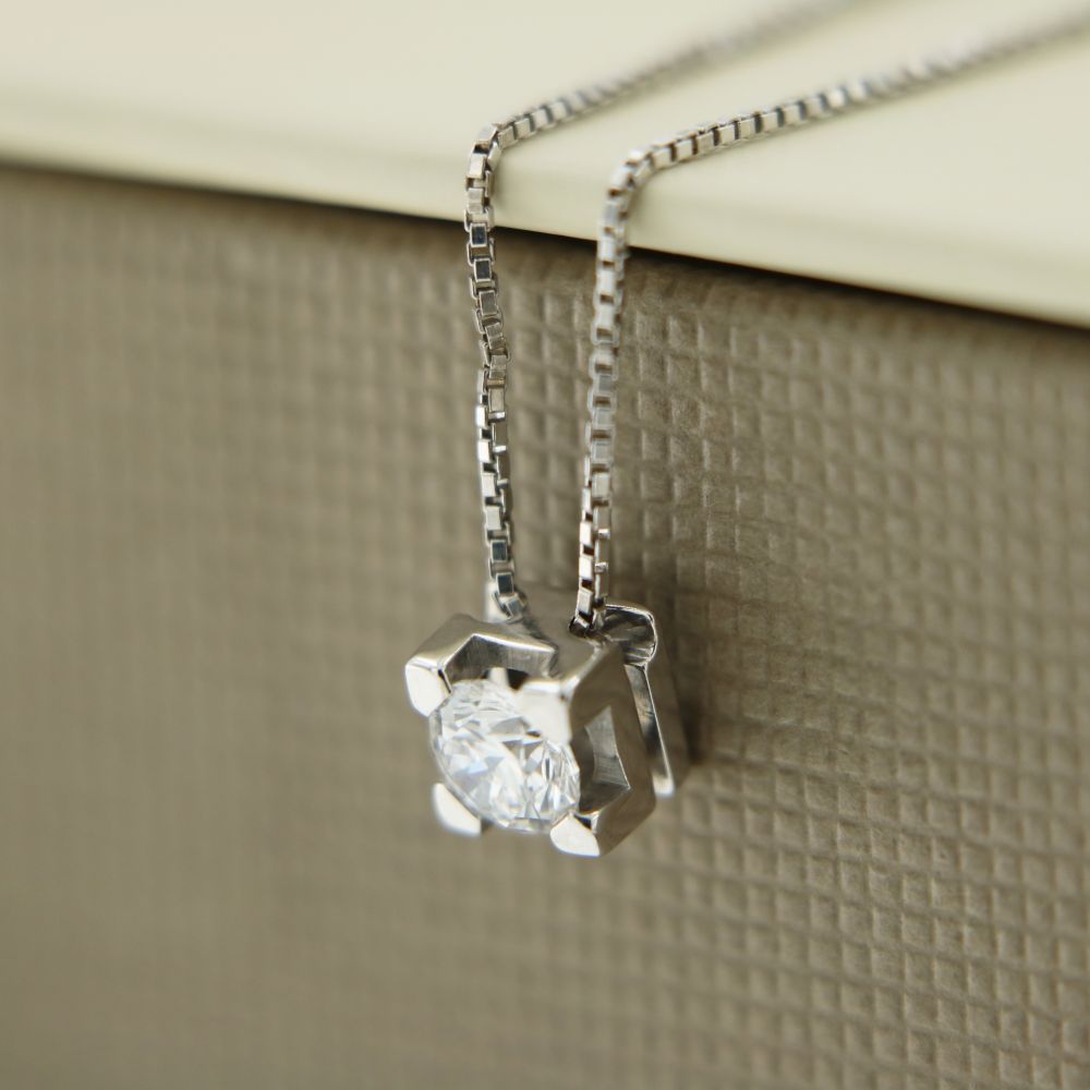 Collana in oro bianco 18 kt modello punto luce con diamante naturale