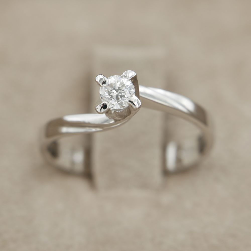 Anello in oro bianco 18 kt modello Solitario con diamante naturale certificato GIA