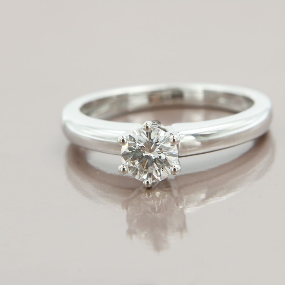 Anello in oro bianco 18 kt modello solitario a 6 griff con diamante naturale certificato GIA