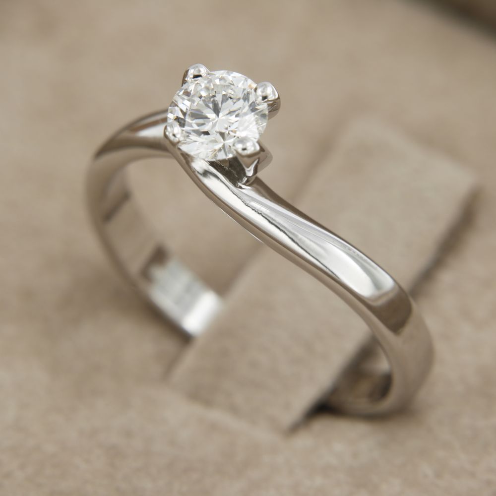 Anello modello Solitario con diamante naturale certificato GIA