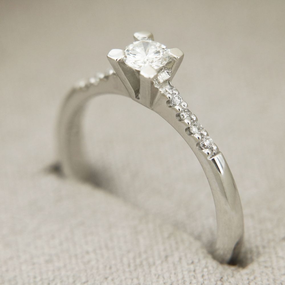 Anello in oro bianco 18 kt modello solitario con diamante naturale certificato GIA con pavè di diamanti naturali