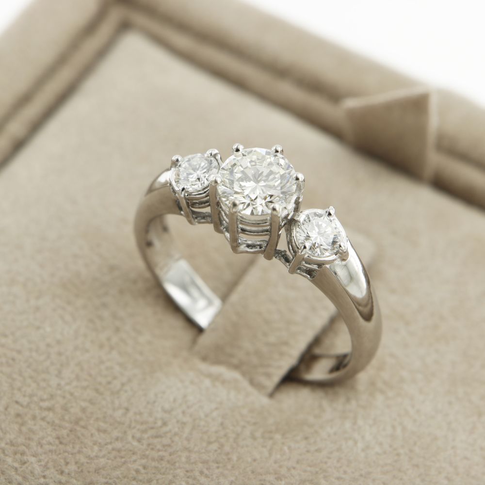 Anello in oro bianco 18 kt modello Trilogy con diamanti naturali certificati GIA