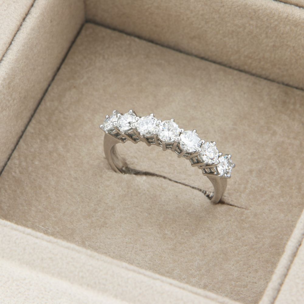 anello solitario con pavè diamanti GIA