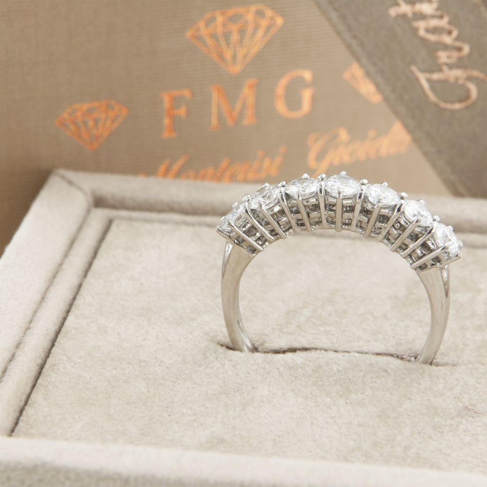anello solitario con pavè diamanti GIA